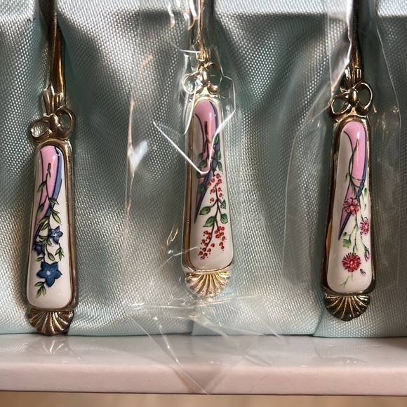 Grosvenor International Collection Silver Floral Spoon Collection - Picture 5 of 11